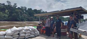 Jajaran Polsek Long Pahangai Kawal Pembagian Bantuan Pangan