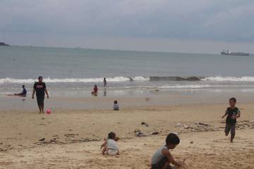 Akhir Pekan, Warga Balikpapan Padati Pantai Kemala