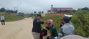 Dishub Mahulu Bagi Helm Gratis untuk Masyarakat