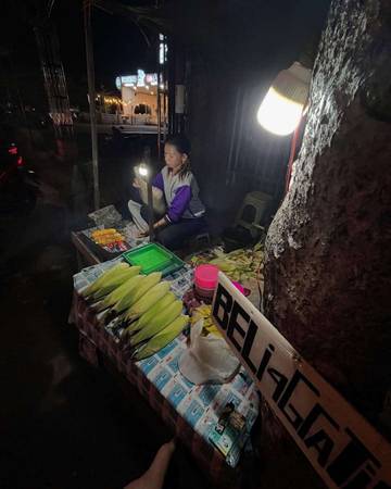 Pedagang Jagung Panen Rezeki Tahun Baru