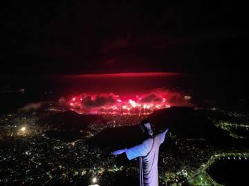 Rio Terima Sertifikat Rekor Dunia Malam Tahun Baru
