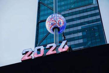 Desain Constellation Ball Hiasi Malam Tahun Baru 2026