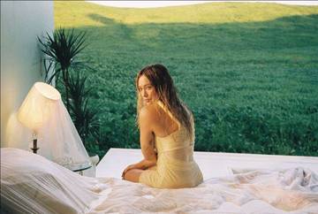 Hilary Duff Hadir Dewasa Lewat Single “Roommates”