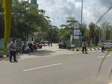 Polwan Polres Kutim Tampil Humanis Amankan Sholat Jumat