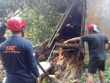 Longsor Rusak Rumah Warga Perumahan Borneo Mukti 2