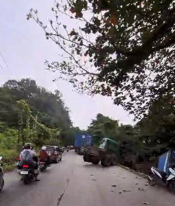 Insiden Kontainer Jatuh Bikin Jalan Loa Bakung Macet