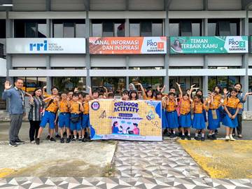 Siswa SD Budi Bakti Belajar Radio di RRI