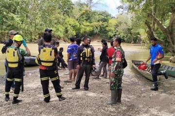 Pekerja Penanaman Pohon Hanyut di Sungai Kandilo