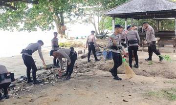 Brimob Polda Kaltim Gelar Aksi Bersih Pantai 