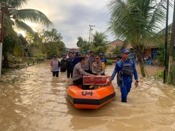 Kapolres Kutim Serahkan Bantuan Korban Banjir