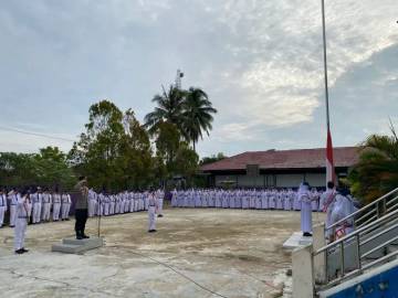 Kapolsek Muara Pahu Pimpin Upacara Sekolah