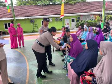 Polwan Polda Kaltim Berbagi di Muara Rapak