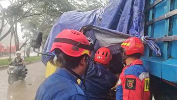 Evakuasi Korban Laka Dump Truck Berlangsung Satu Jam
