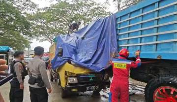 Dump Truck Hantam Fuso Parkir, Satu Orang Meregang Nyawa