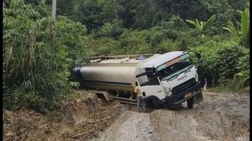 Warga Kubar Keluhkan Truk CPO Rusak Jalan