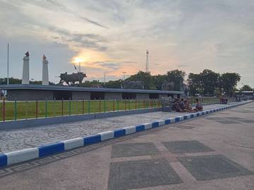Patung Karapan Sapi di Alun-alun Trunojoyo Sampang Jadi Daya Tarik Wisatawan
