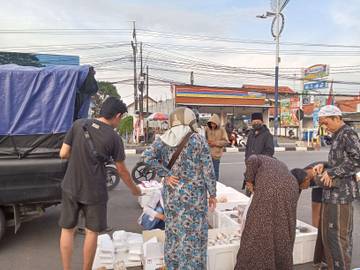 Warga Sampang Serbu Aneka Kuliner Khas Surabaya 