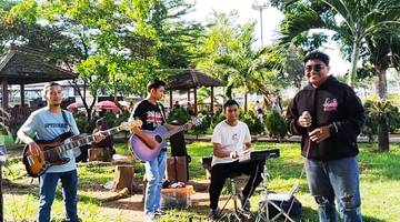 SM-Plus Manjakan Pengunjung CFD Sampang dengan Lagu Band Legendaris