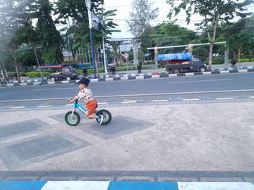 Sepeda Tanpa Pedal Bantu Anak Belajar Keseimbangan