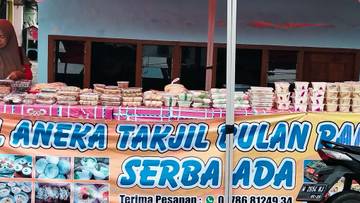 Berkah Ramadan Bagi Pedagang Takjil di Sampang