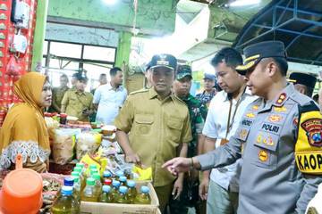 Bupati Bangkalan Pantau Langsung Harga Kebutuhan Pokok di Pasar