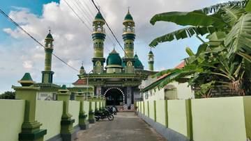 Itikaf di Masjid Kuno Madegan Sampang