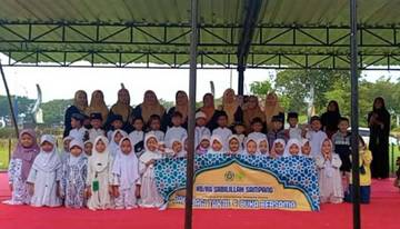 Sekolah KB/RA Sabilillah Sampang Bagikan Takjil Gratis