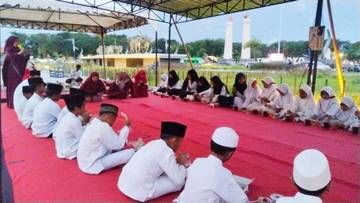 Siswa-siswi SD Buka Bersama di Alun-alun Trunojoyo Sampang