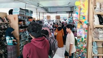 Menjelang Lebaran  Penjual Sandal Mulai Ramai Pembeli