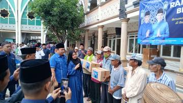 Hasani Zuber Berbagi Peket Sembako ke Abang Becak Se-Bangkalan