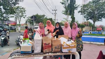Paguyuban Car Free Day Sampang Bagi-bagi Takjil