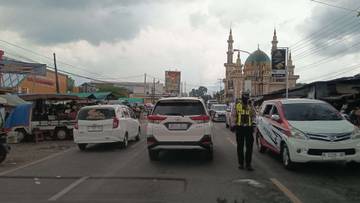 Jalan Raya Pasar Tanah Merah Bangkalan Padat Dua Arah