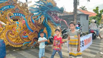 Antusias Warga Nonton Parade Daul Combodug di Sampang