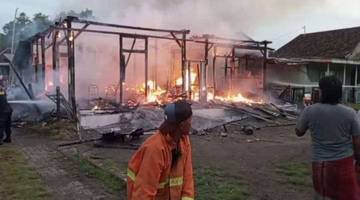 Tragedi Senja: Rumah Kayu di Bangkalan Hangus Dilalap Api