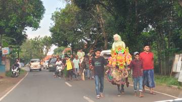 Tradisi Pengantin Naik Kuda di Sampang Meriahkan Pernikahan