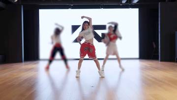 Koreografi Eveli Tuai Pujian Dengan Lagu Agnez Mo