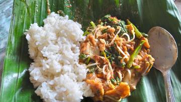 Sensasi Makan Rujak Pakai Nasi