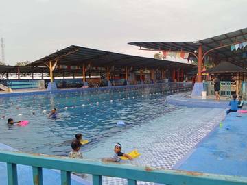 Tips Aman Berenang Bersama Anak di Kolam Renang