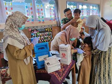 Puluhan Anak di Kecamatan Saronggi Dapat Imunisasi Campak