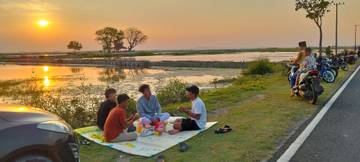 Menikmati Matahari Terbenam di Desa Plasah Sampang 