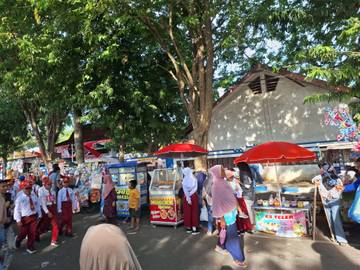 UMKM Raih Rezeki saat Digelarnya Lomba Gerak Jalan