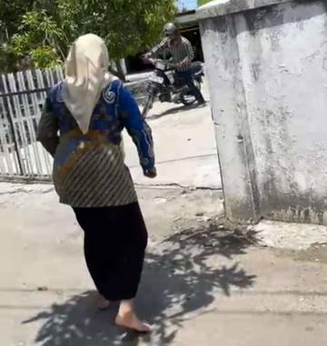 Emak-Emak Hadang Maling Motor, Video Gegerkan Sampang