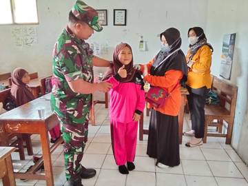 Dukung Program Bias, TNI Dampingi Imunisasi Anak Sekolah
