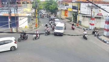 Arus Kendaraan Lancar Menuju Aktivitas Kerja di Sampang