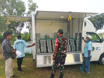 Distribusi MBG Blega Bangkalan Didampingi Babinsa