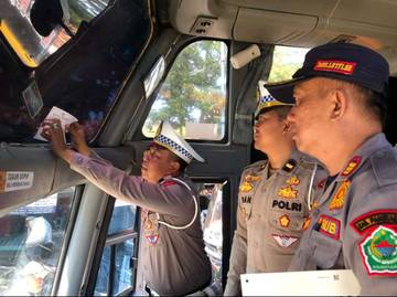 Petugas Gabungan Periksa Kelaikan Sejumlah Bus di Pamekasan