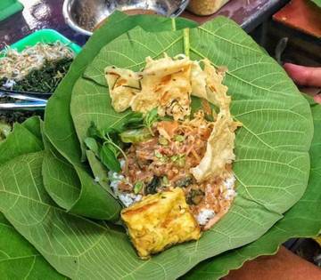 Nasi Pecel Daun Jati Ikon Kuliner Khas Madiun