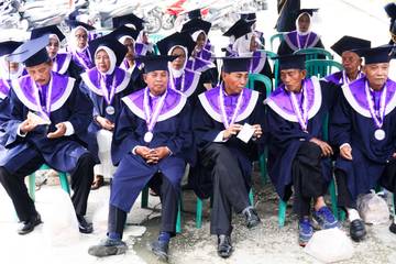 Wisuda Sekolah Lansia dan Orang Tua Hebat  Sampang