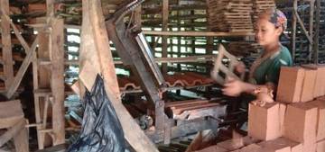 Terkendala Cuaca, Produksi Genteng di Sampang Menurun