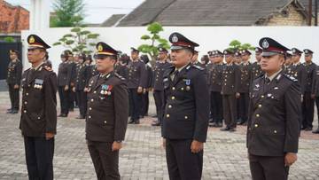 Puluhan Personel Polres Pamekasan Menerima Tanda Kehormatan 